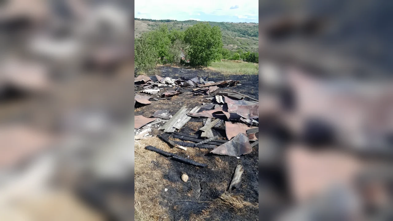 Dumbrăveni, Gârceni: casă părăsită cuprinsă de foc, următoarea la 30 m