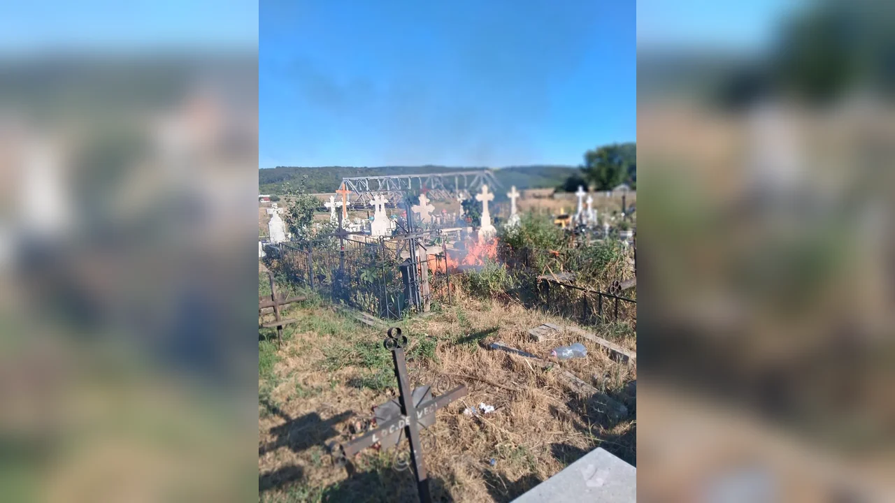 Incendiu în cimitirul din Mânzătești: circa 200 mp
