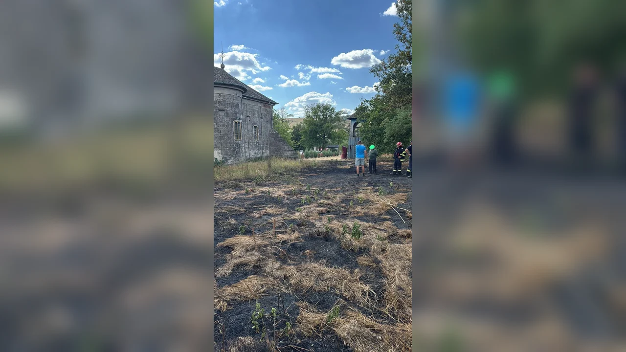 Tatomirești: foc în curtea bisericii din 1792, stins aproape înainte să sosească pompierii